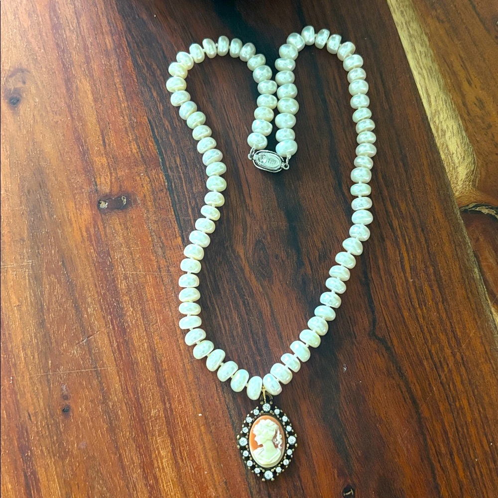 Elegant Pearl Necklace with Cameo Pendant - Picture 2 of 3